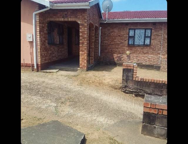 5 BEDROOM HOUSE FOR SALE IN UMLAZI BB